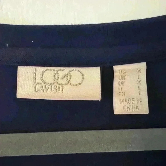 Gorgeous top with intricate detail. Size M (S130) - Picture 3 of 4